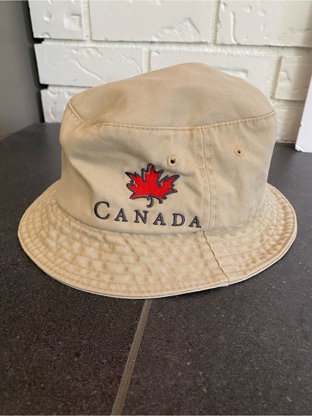 🇨🇦 VTG Roots Made in Canada Maple Leaf Embroidered Bucket Hat Beige Size Medium
